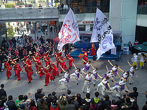 YOSAKOIの披露に黒山の人だかり 