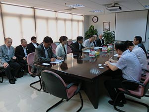中国東方航空と協議する長崎県議会総務委員会訪問団 