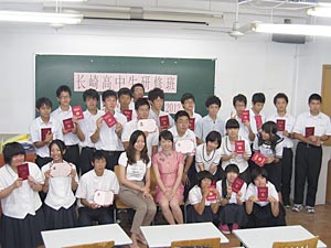 修了証書を持って記念撮影する参加者 