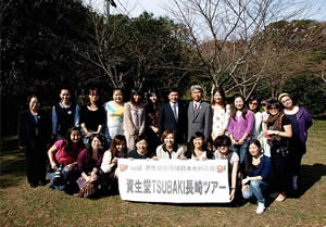 椿植樹後の記念撮影の様子