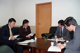 访问上海外国语大学。图中左起吕主管、徐教授、渡川课长助理、蒲川指导主事