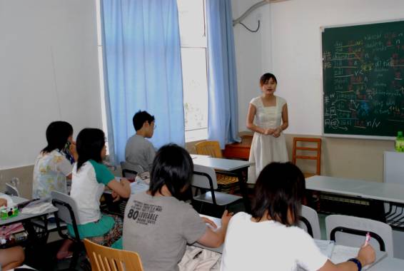 去年高中生在上海学习中国语的场景：于上海外国语大学