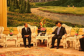 左侧：金子原二郎长崎县知事 右侧：习近平中国国家副主席