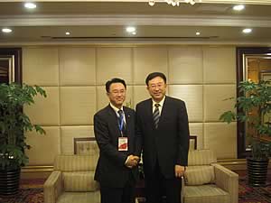 拜访沈阳市长（左：土井口所长，右：陈海波沈阳市长）