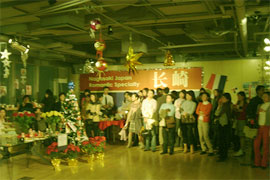 展示着从长崎县专递过来的花卉和长崎特产品的活动现场