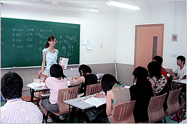 学生们在上海外国语大学听课